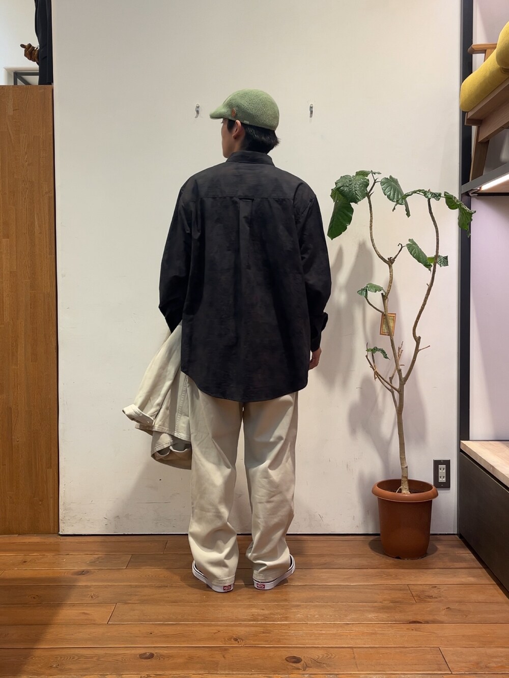 ブラウン系のシャツ/ブラウス、ホワイト系のカバーオール、ホワイト系のその他パンツを着用したメンズの夏コーディネートの4枚目の写真
