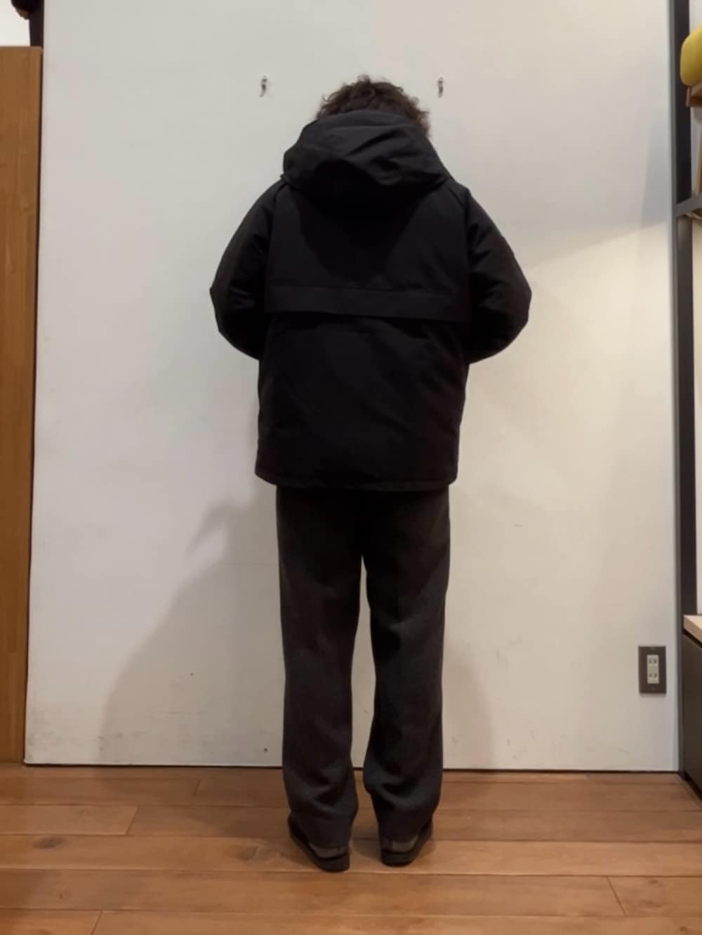 ブラック系のその他アウター、ブラウン系のポロシャツ、グレー系のその他パンツを着用したメンズの冬コーディネートの3枚目の写真