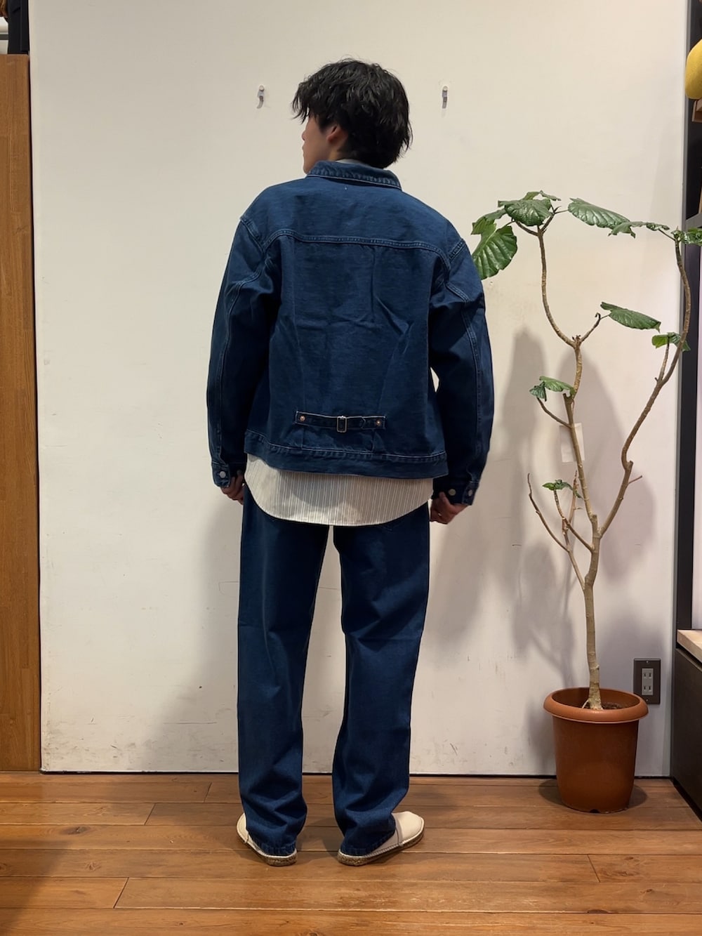 ブルー系のデニムジャケット、ブルー系のデニムパンツ、ベージュ系のシャツ/ブラウスを着用したメンズの秋コーディネートの3枚目の写真
