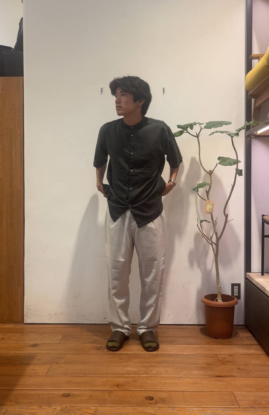 グリーン系のシャツ/ブラウス、ホワイト系のその他パンツ、ブラウン系のサンダルを着用したメンズの夏コーディネートの4枚目の写真