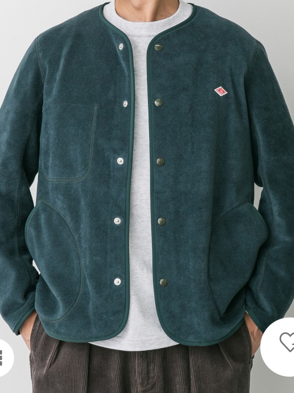 その他のシャツ/ブラウス、グリーン系のノーカラージャケット、ブルー系のデニムパンツを着用したメンズの秋コーディネートの4枚目の写真