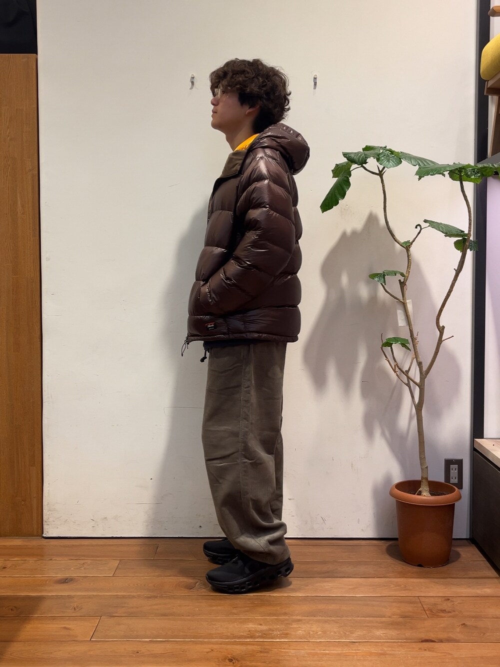 ブルー系のスウェット、ブラウン系のダウンジャケット/コート、ブラウン系のその他パンツを着用したメンズの秋コーディネートの2枚目の写真