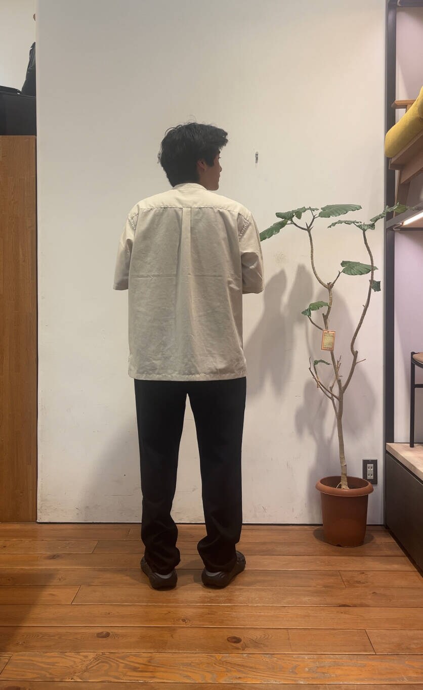 ホワイト系のシャツ/ブラウス、ブラック系のその他パンツ、ブラック系のサンダルを着用したメンズの夏コーディネートの3枚目の写真