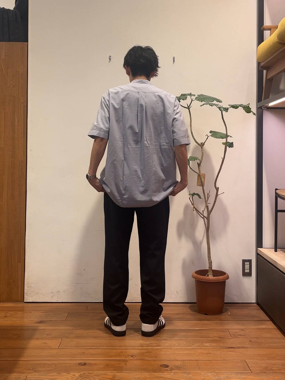 ブラック系のその他パンツ、ブルー系のシャツ/ブラウス、ホワイト系のTシャツ/カットソーを着用したメンズの夏コーディネートの3枚目の写真