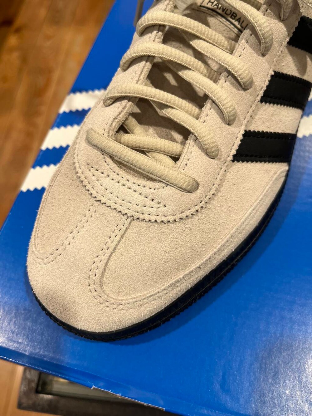 ブラック系のその他パンツ、ブルー系のシャツ/ブラウス、ホワイト系のTシャツ/カットソーを着用したメンズの夏コーディネートの7枚目の写真