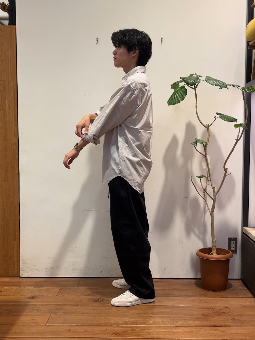その他のシャツ/ブラウス、ブラック系のデニムパンツ、ホワイト系のスニーカーを着用したメンズの秋コーディネートの2枚目の写真