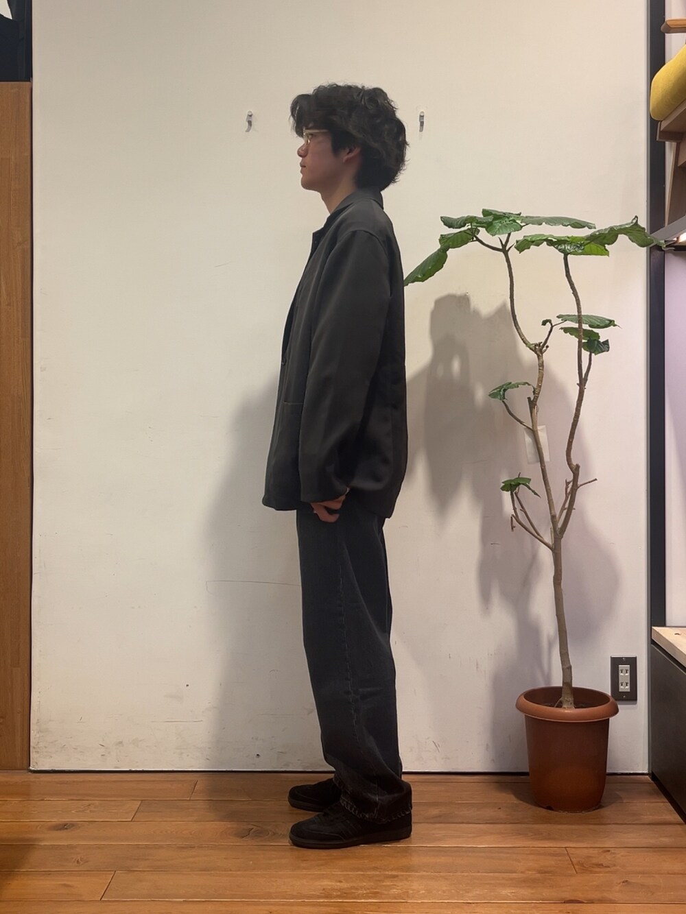 ベージュ系のシャツ/ブラウス、ブラック系のデニムパンツ、ブラック系のスニーカーを着用したメンズの秋コーディネートの2枚目の写真