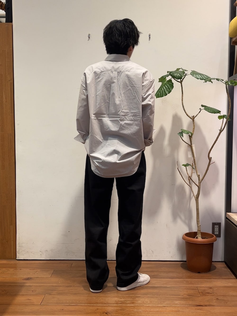 その他のシャツ/ブラウス、ブラック系のデニムパンツ、ホワイト系のスニーカーを着用したメンズの秋コーディネートの3枚目の写真