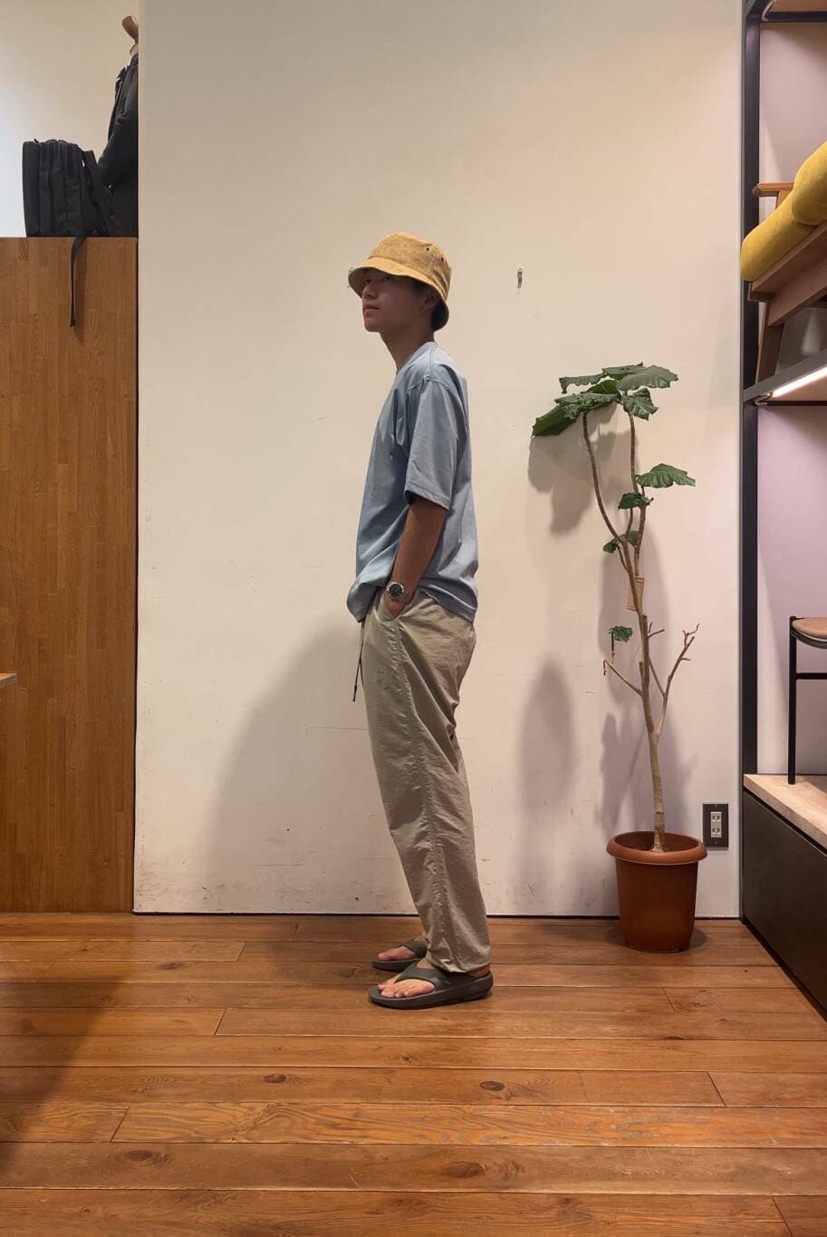 グレー系のその他パンツ、グリーン系のサンダル、ブルー系のTシャツ/カットソーを着用したメンズの夏コーディネートの2枚目の写真