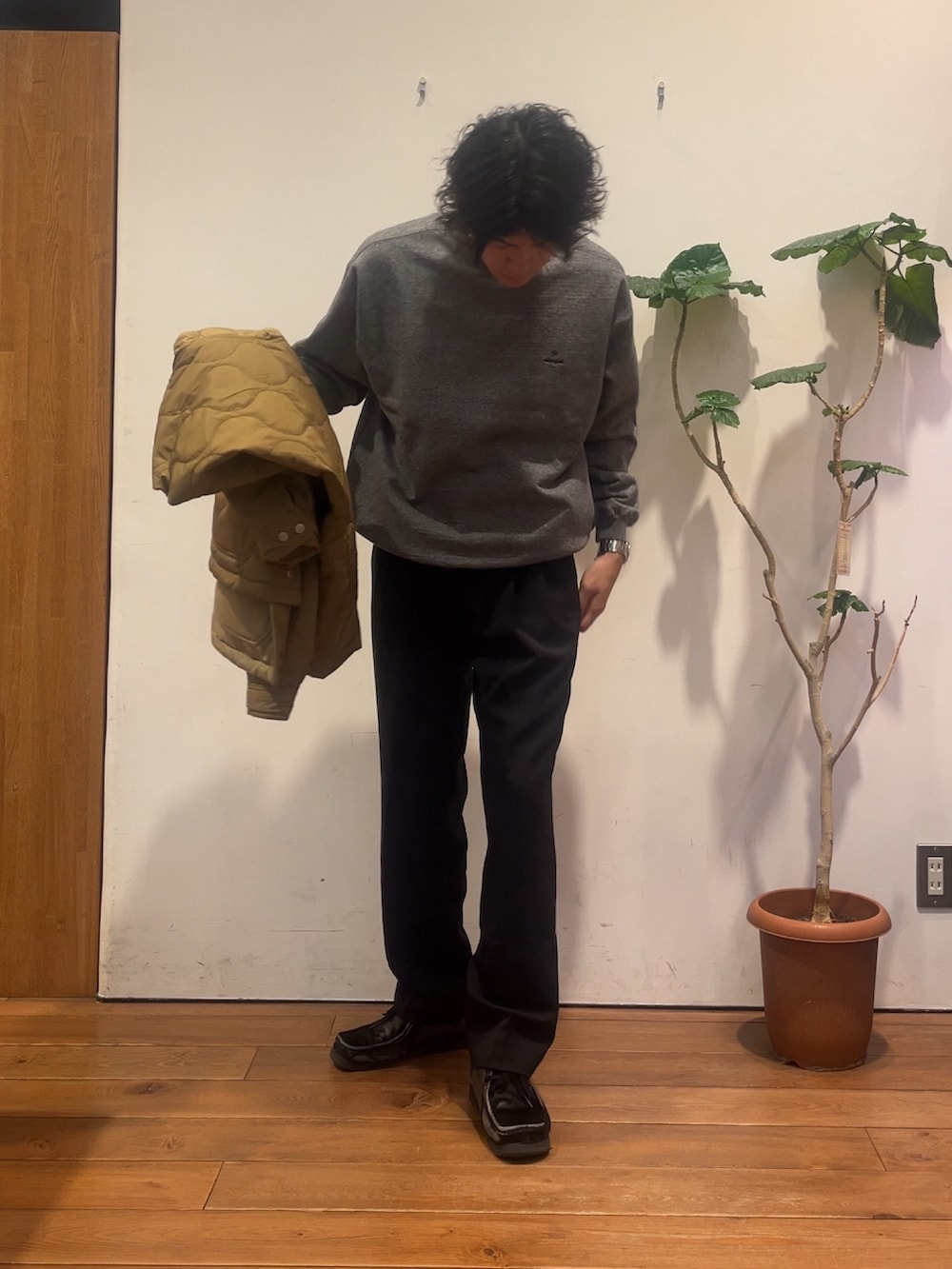 ベージュ系のブルゾン、グレー系のスウェット、ブラック系のその他パンツを着用したメンズの秋コーディネートの4枚目の写真
