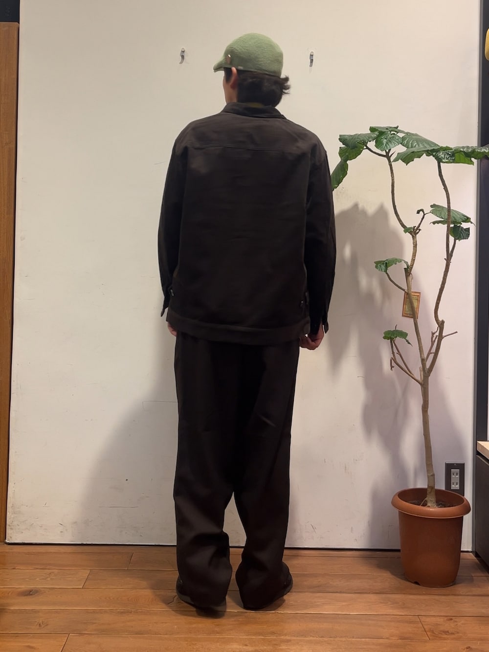 イエロー系のカーディガン/ボレロ、ブラウン系のその他アウター、ブラウン系のその他パンツを着用したメンズの秋コーディネートの3枚目の写真