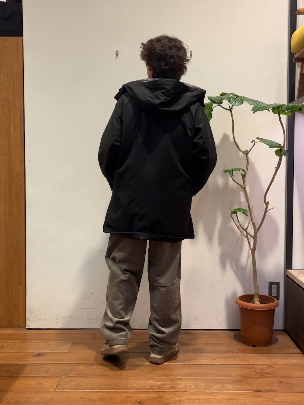 ホワイト系のTシャツ/カットソー、ブラック系のその他アウター、ブラウン系のその他パンツを着用したメンズの秋コーディネートの4枚目の写真