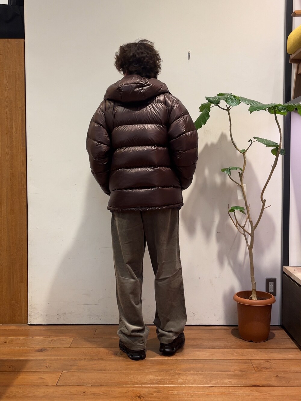 ブルー系のスウェット、ブラウン系のダウンジャケット/コート、ブラウン系のその他パンツを着用したメンズの秋コーディネートの3枚目の写真