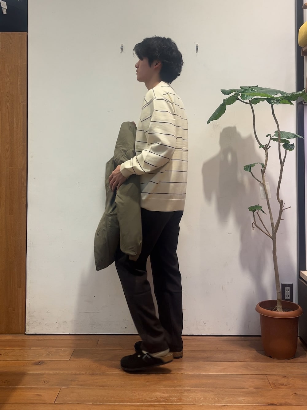 ホワイト系のニット/セーター、グリーン系のブルゾン、ブラウン系のその他パンツを着用したメンズの秋コーディネートの2枚目の写真