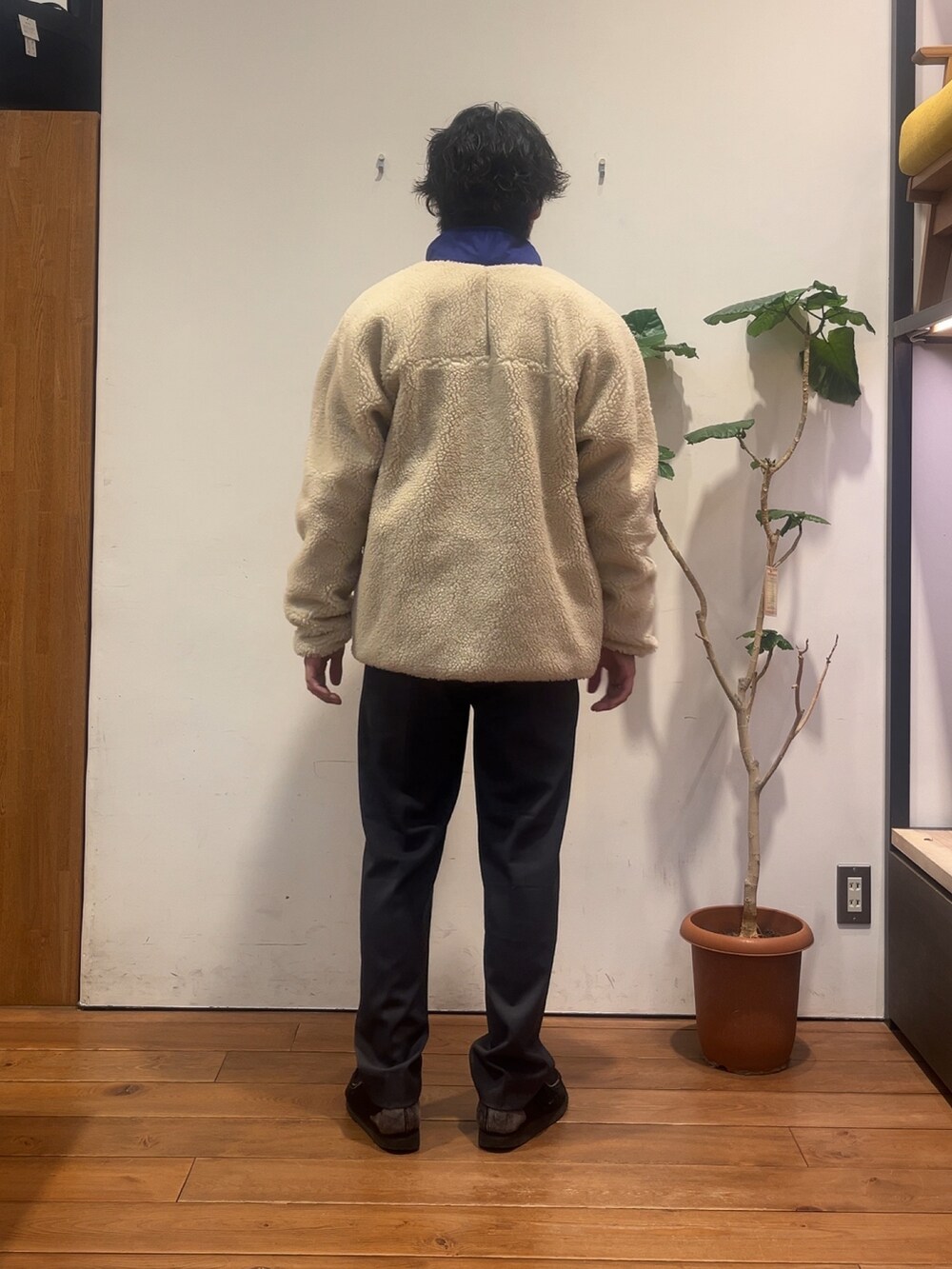 グレー系のその他パンツ、ベージュ系のテーラードジャケット、ブラウン系のシャツ/ブラウスを着用したメンズの秋コーディネートの3枚目の写真