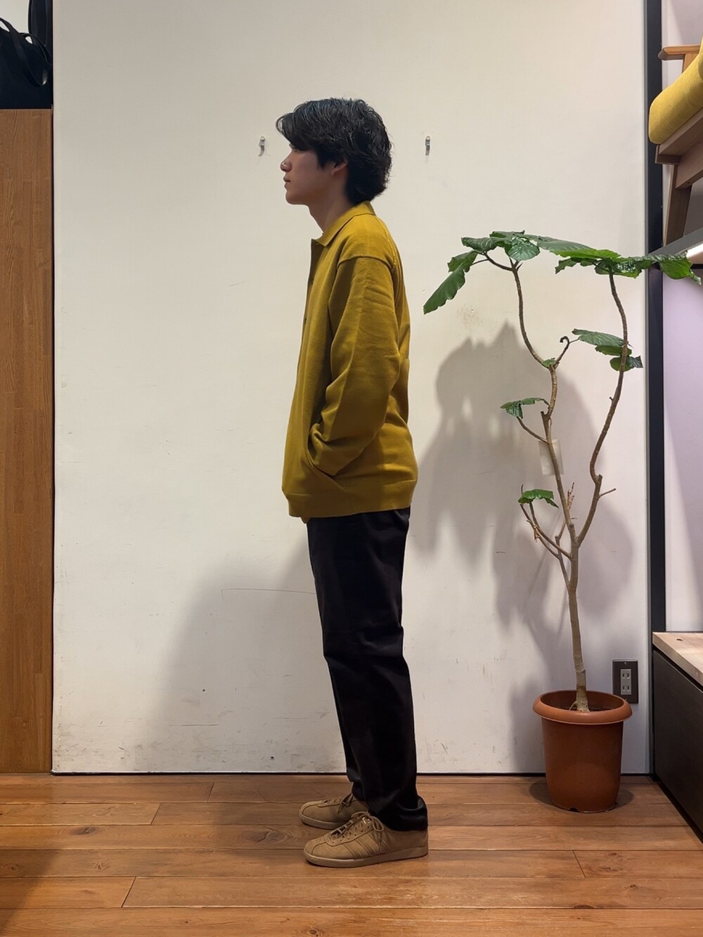 その他のTシャツ/カットソー、イエロー系のカーディガン/ボレロ、グレー系のその他パンツを着用したメンズの秋コーディネートの2枚目の写真
