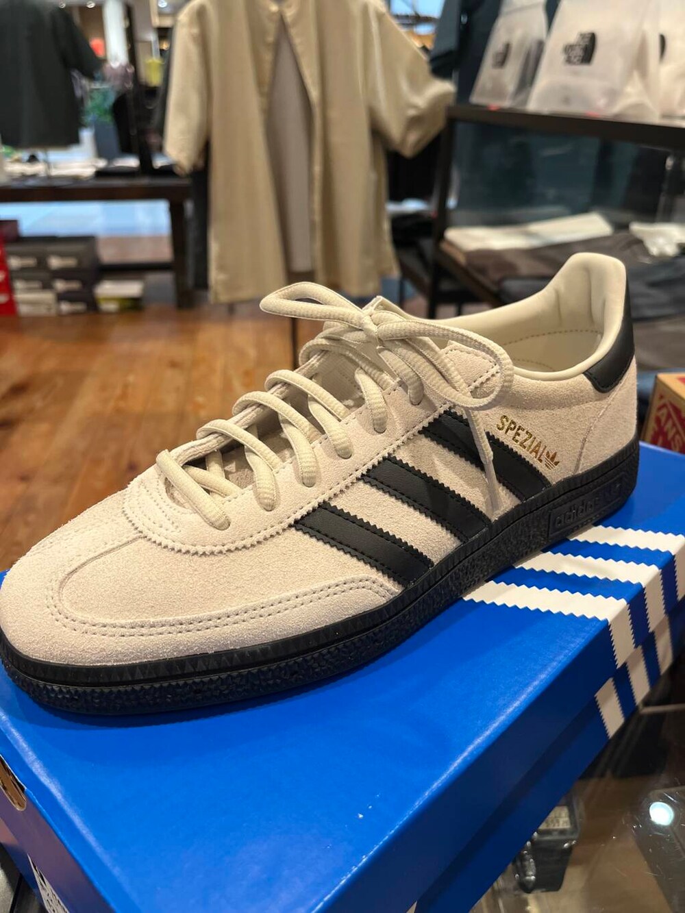 ブラック系のその他パンツ、ブルー系のシャツ/ブラウス、ホワイト系のTシャツ/カットソーを着用したメンズの夏コーディネートの6枚目の写真