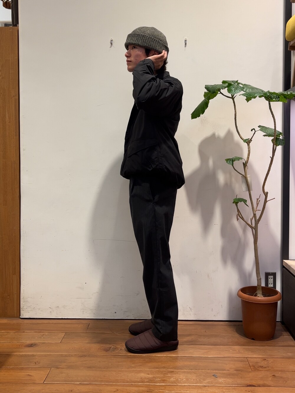 グレー系のニット/セーター、ブラック系のナイロンジャケット、グレー系のその他パンツを着用したメンズの秋コーディネートの4枚目の写真