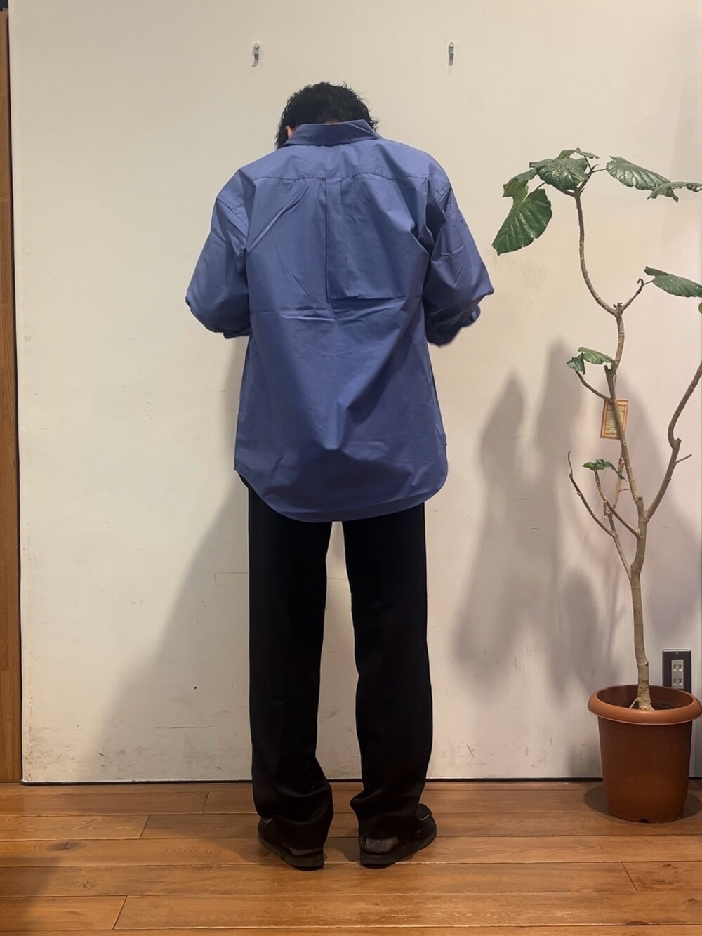 ブルー系のシャツ/ブラウス、ブラウン系のTシャツ/カットソー、ブラック系のその他パンツを着用したメンズの秋コーディネートの3枚目の写真