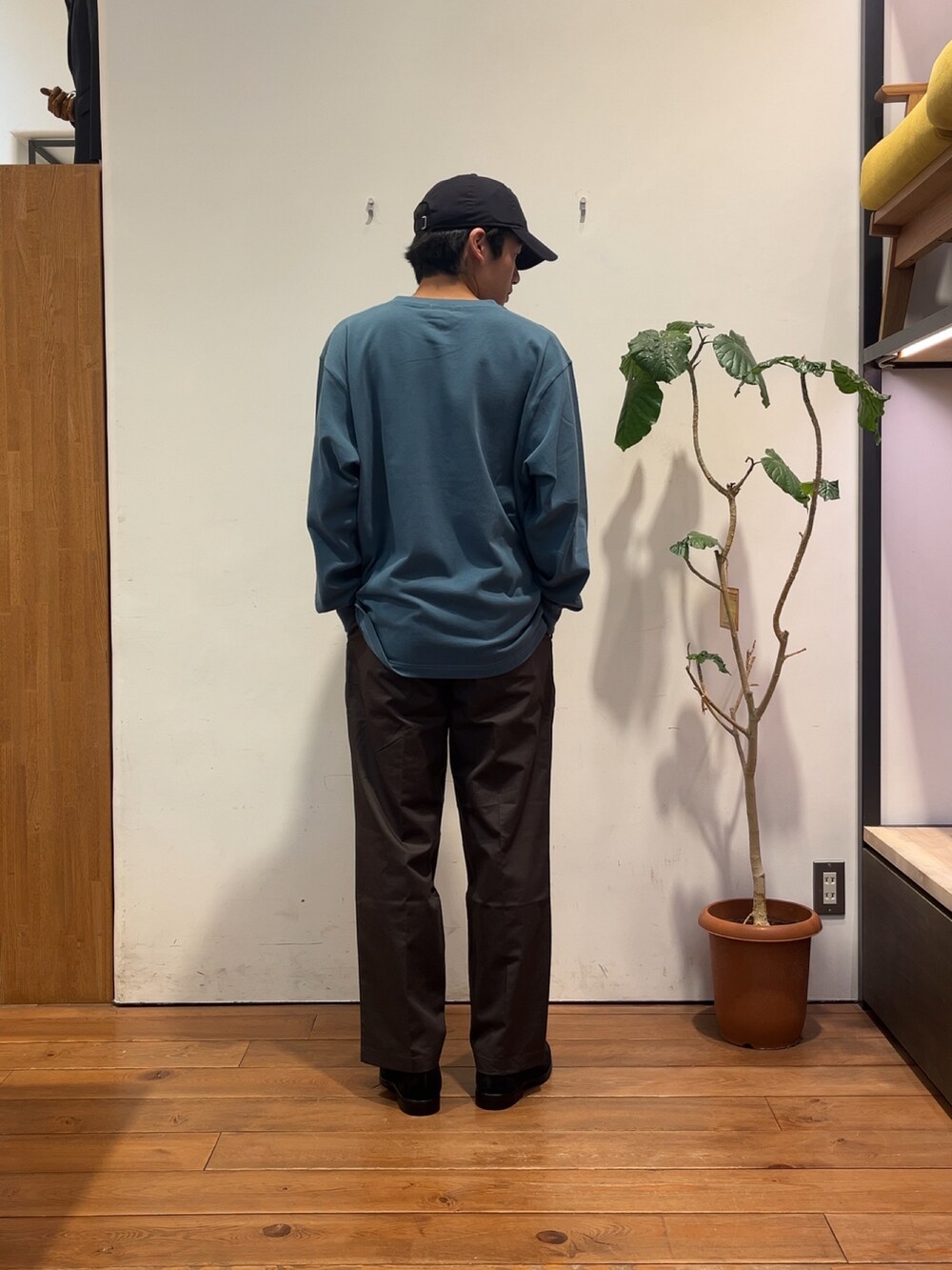 グレー系のその他パンツ、ブラック系のドレスシューズ、ブルー系のTシャツ/カットソーを着用したメンズの夏コーディネートの4枚目の写真