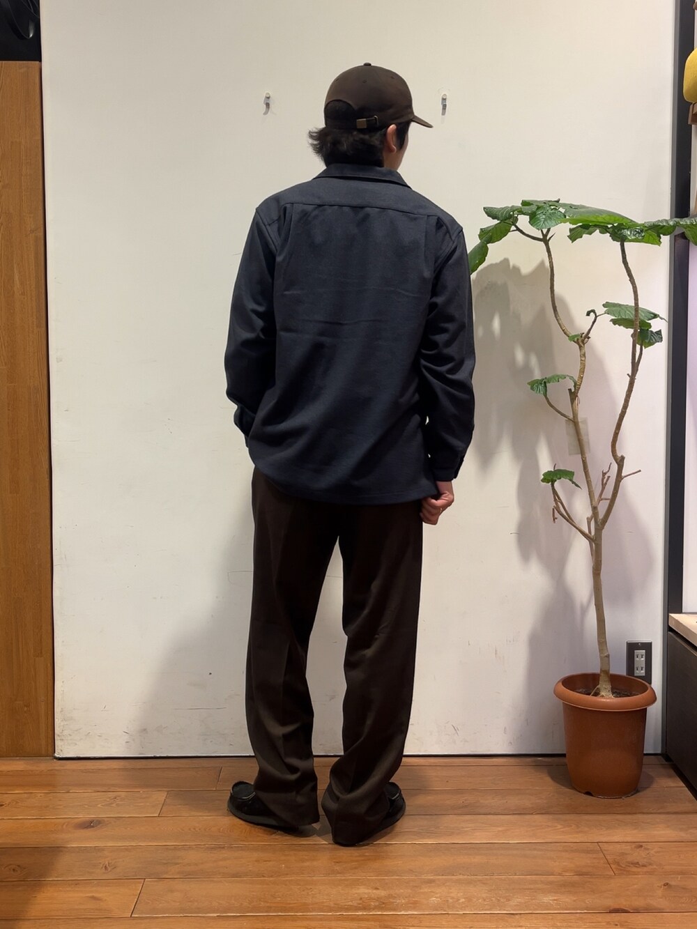 ブラウン系のシャツ/ブラウス、ブルー系のシャツ/ブラウス、ブラウン系のその他パンツを着用したメンズの秋コーディネートの3枚目の写真