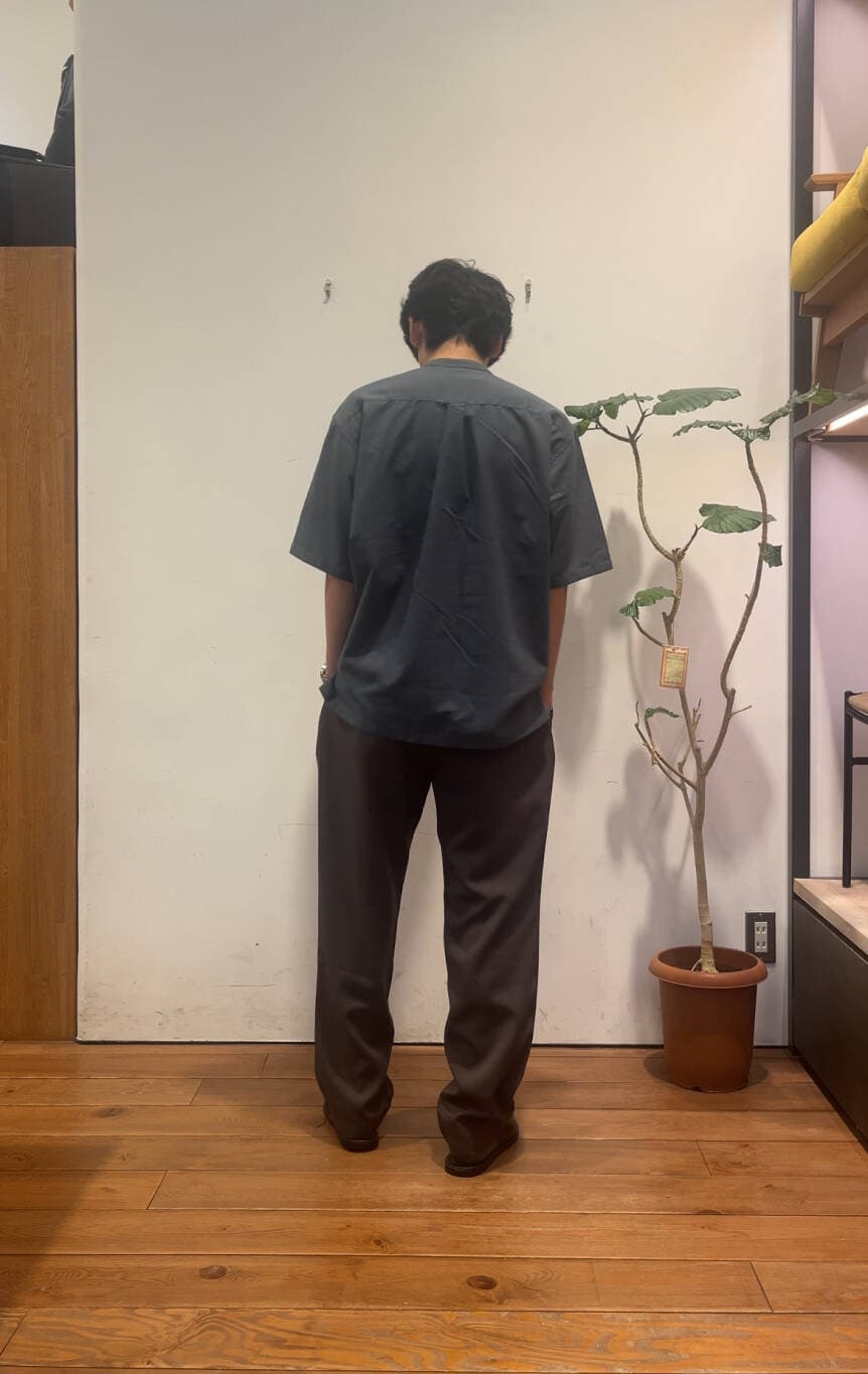 ブルー系のシャツ/ブラウス、ブラウン系のその他パンツ、ブラック系のサンダルを着用したメンズの夏コーディネートの3枚目の写真