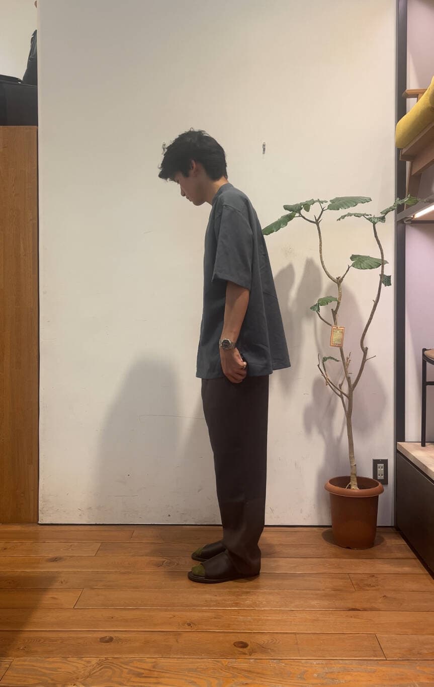 ブルー系のシャツ/ブラウス、ブラウン系のその他パンツ、ブラック系のサンダルを着用したメンズの夏コーディネートの2枚目の写真
