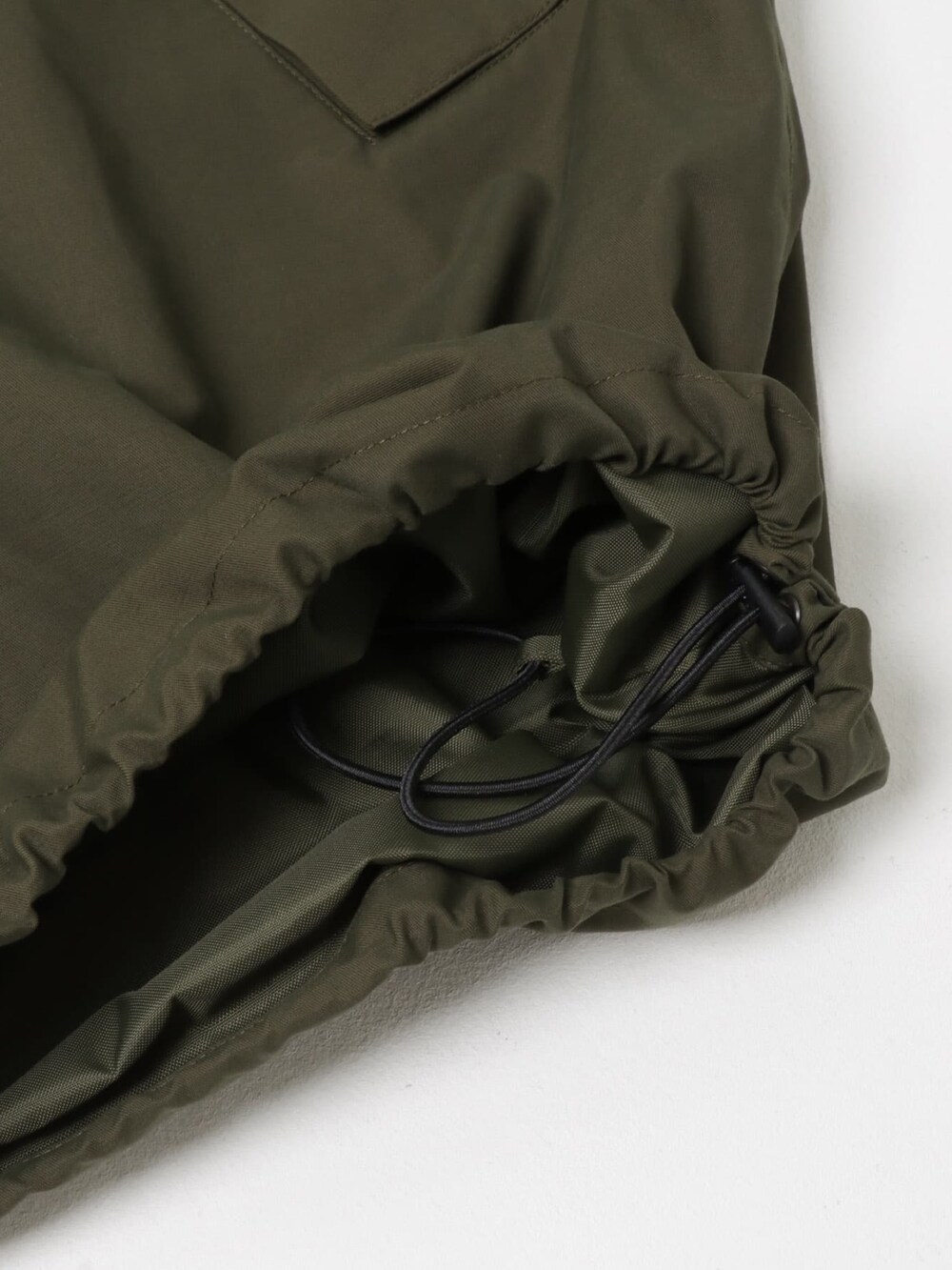 ホワイト系のTシャツ/カットソー、ブラック系のその他アウター、ブラウン系のその他パンツを着用したメンズの秋コーディネートの5枚目の写真