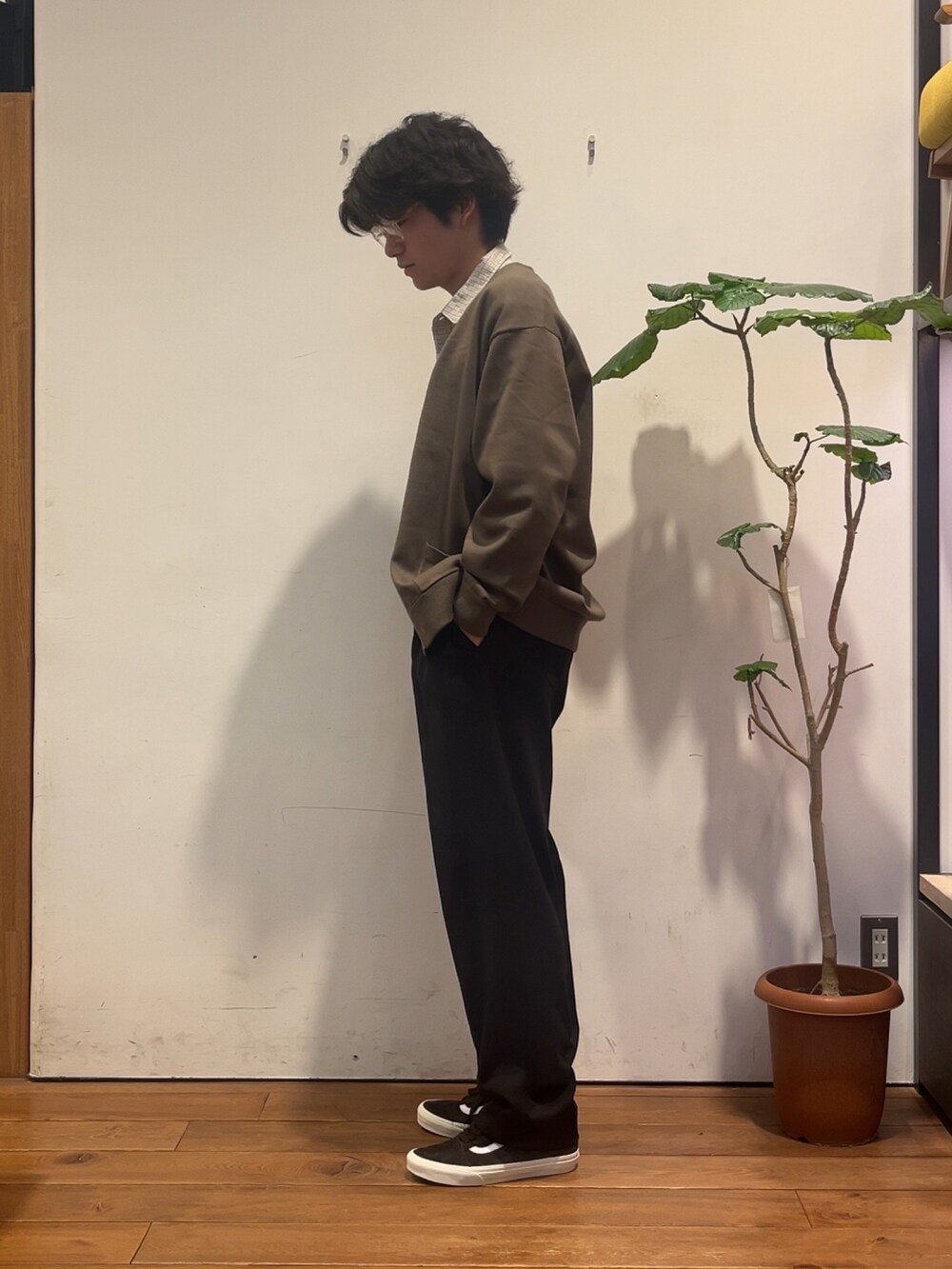 ブラック系のその他パンツ、ブラウン系のカーディガン/ボレロ、ホワイト系のシャツ/ブラウスを着用したメンズの秋コーディネートの2枚目の写真