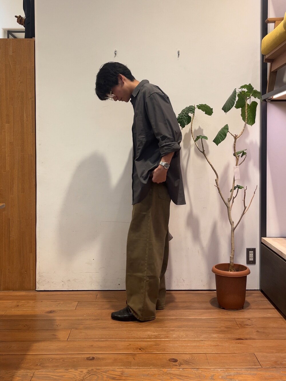 ホワイト系のTシャツ/カットソー、ブラウン系のデニムパンツ、グレー系のシャツ/ブラウスを着用したメンズの夏コーディネートの2枚目の写真