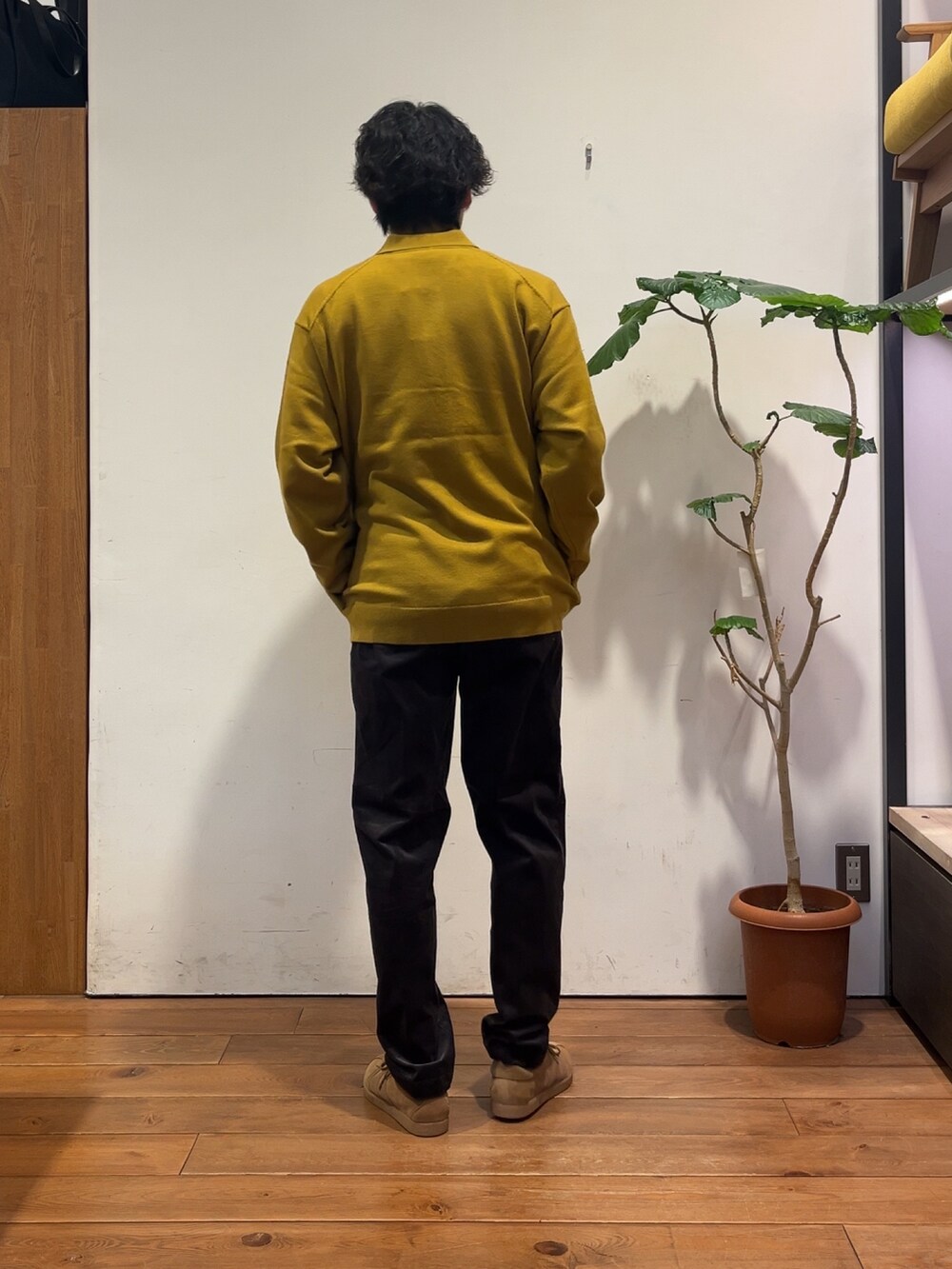 その他のTシャツ/カットソー、イエロー系のカーディガン/ボレロ、グレー系のその他パンツを着用したメンズの秋コーディネートの3枚目の写真