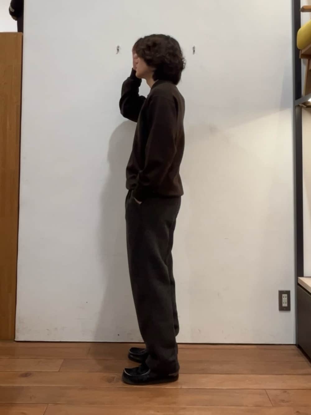 ブラック系のその他アウター、ブラウン系のポロシャツ、グレー系のその他パンツを着用したメンズの冬コーディネートの4枚目の写真