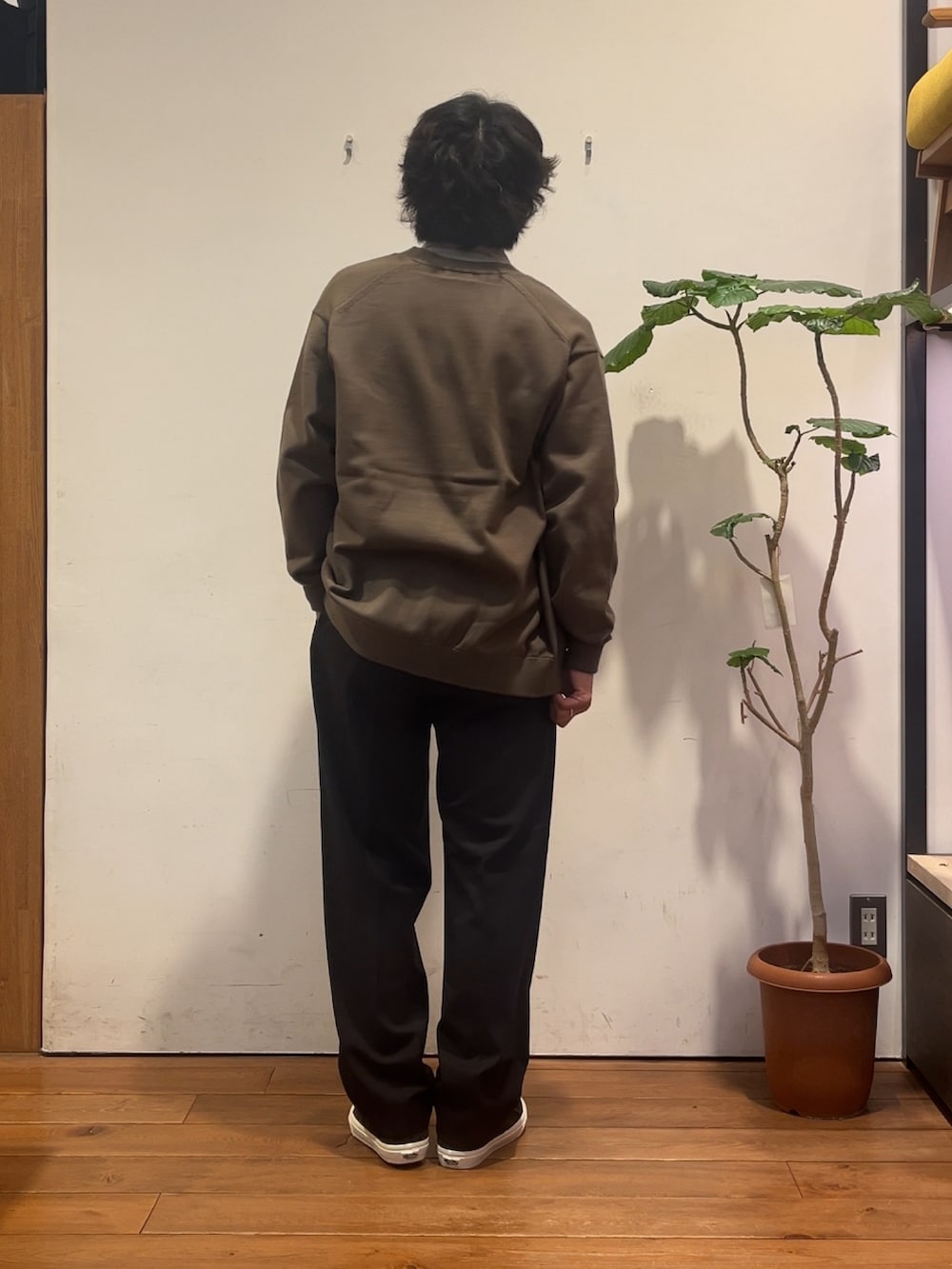 ブラック系のその他パンツ、ブラウン系のカーディガン/ボレロ、ホワイト系のシャツ/ブラウスを着用したメンズの秋コーディネートの3枚目の写真