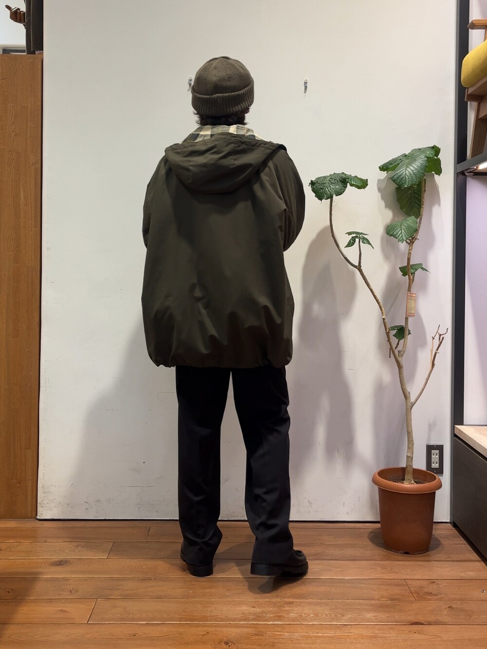 レッド系のカーディガン/ボレロ、グリーン系のその他アウター、ブラック系のその他パンツを着用したメンズの秋コーディネートの3枚目の写真