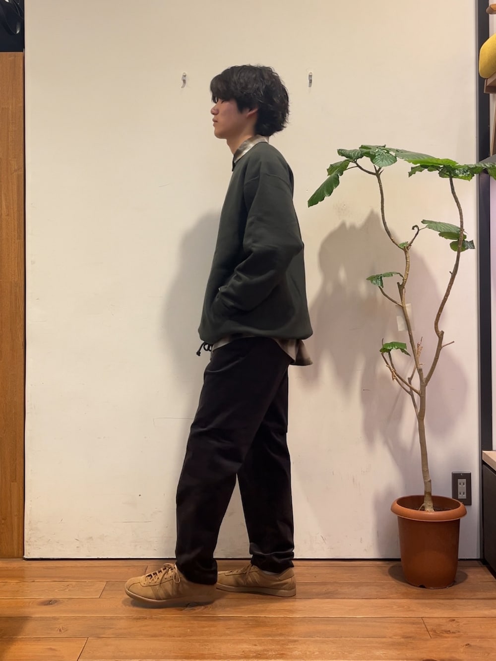 ブラウン系のシャツ/ブラウス、ブラック系のスウェット、グレー系のその他パンツを着用したメンズの秋コーディネートの2枚目の写真