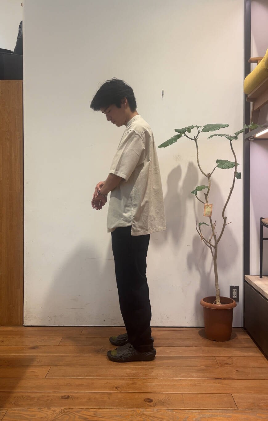ホワイト系のシャツ/ブラウス、ブラック系のその他パンツ、ブラック系のサンダルを着用したメンズの夏コーディネートの2枚目の写真