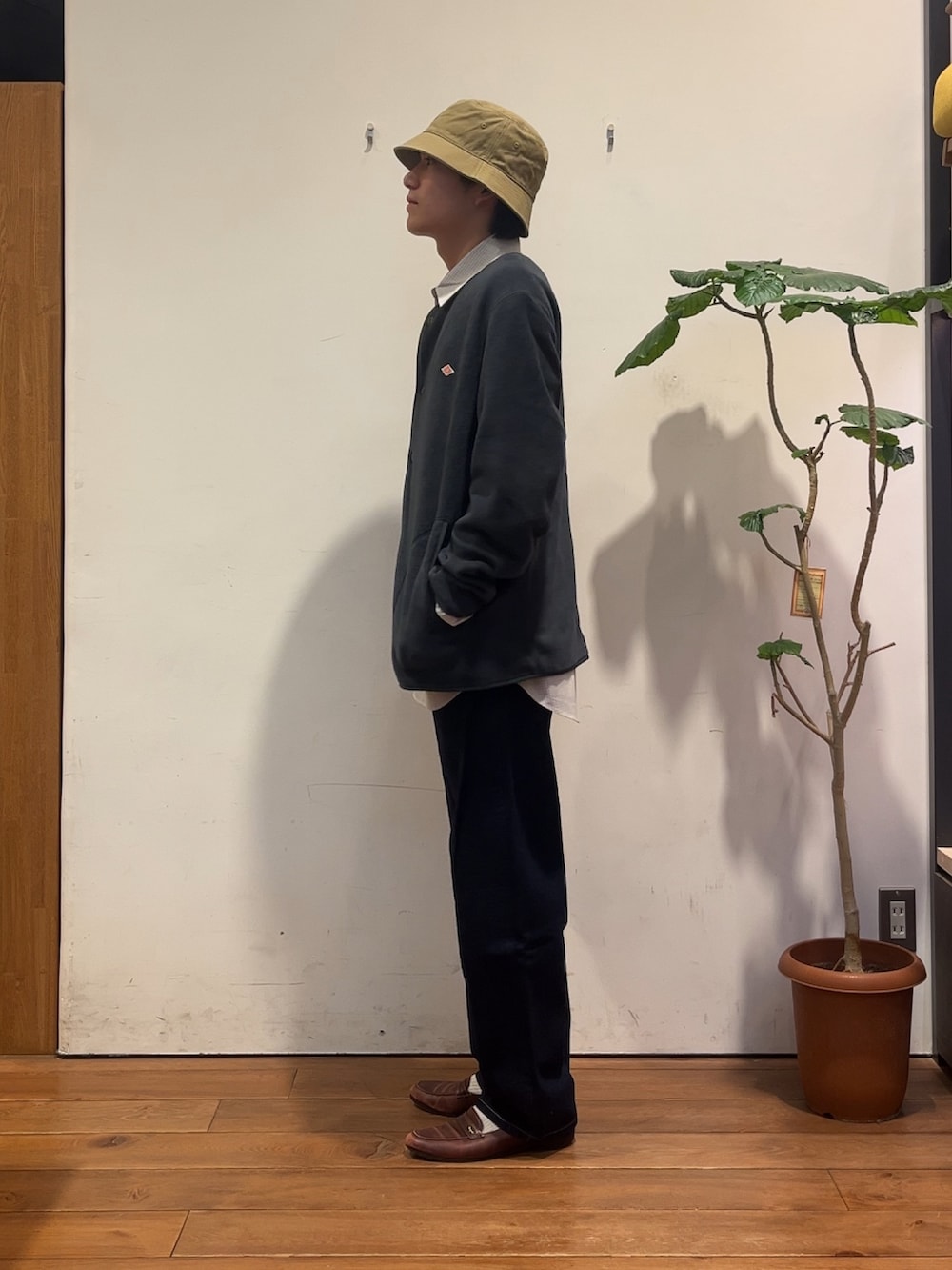 その他のシャツ/ブラウス、グリーン系のノーカラージャケット、ブルー系のデニムパンツを着用したメンズの秋コーディネートの2枚目の写真