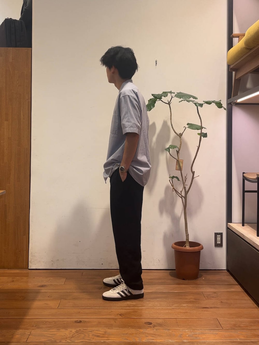 ブラック系のその他パンツ、ブルー系のシャツ/ブラウス、ホワイト系のTシャツ/カットソーを着用したメンズの夏コーディネートの2枚目の写真