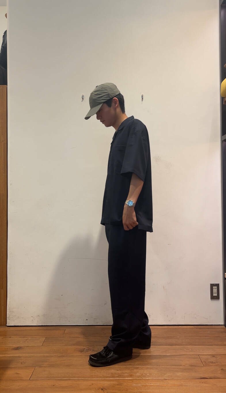 ブルー系のシャツ/ブラウス、ブルー系のその他パンツを着用したメンズの夏コーディネートの2枚目の写真