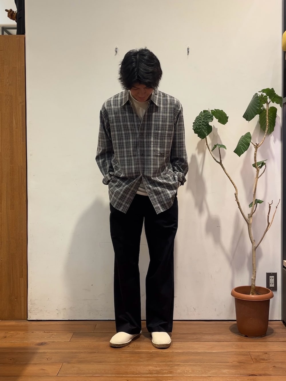 その他のシャツ/ブラウス、ホワイト系のTシャツ/カットソー、ブルー系のその他パンツを着用したメンズの秋コーディネートの3枚目の写真