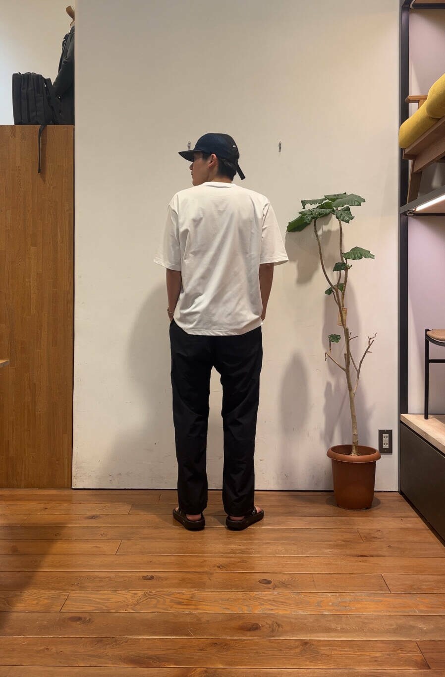 ブラック系のその他パンツ、ブラック系のサンダル、ホワイト系のTシャツ/カットソーを着用したメンズの夏コーディネートの3枚目の写真
