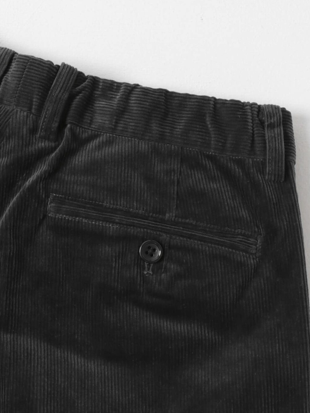 その他のシャツ/ブラウス、その他のネクタイ、グレー系のその他アウターを着用したメンズの秋コーディネートの4枚目の写真
