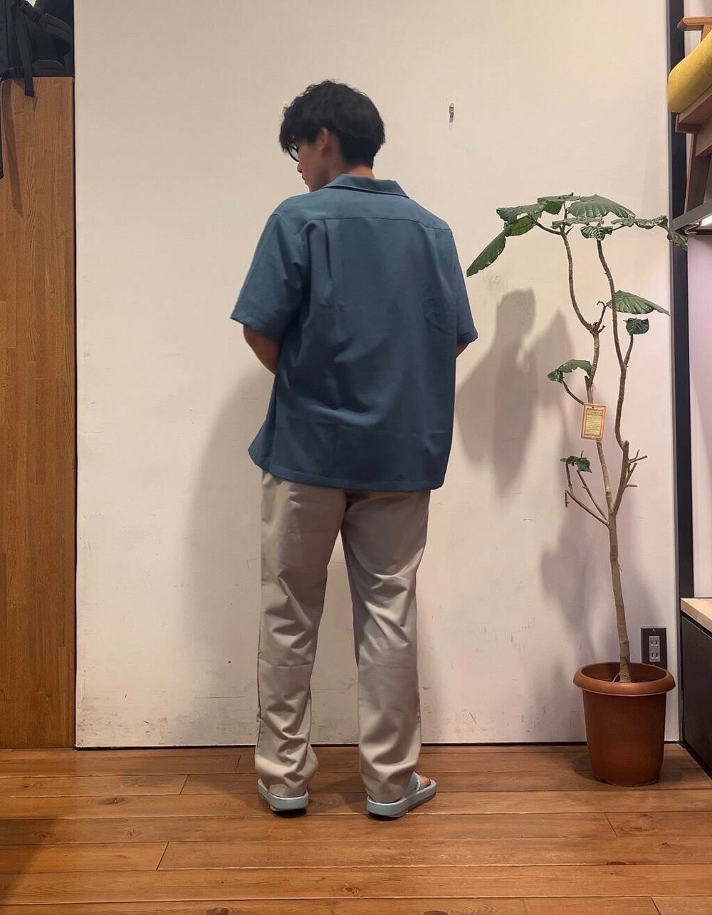 ブルー系のサンダル、グレー系のTシャツ/カットソー、ベージュ系のその他パンツを着用したメンズの夏コーディネートの3枚目の写真