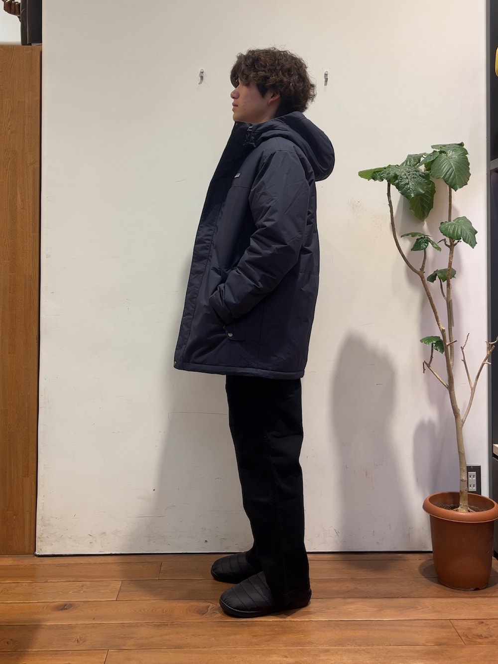 パープル系のスウェット、ブルー系のテーラードジャケット、ブラック系のその他パンツを着用したメンズの秋コーディネートの2枚目の写真