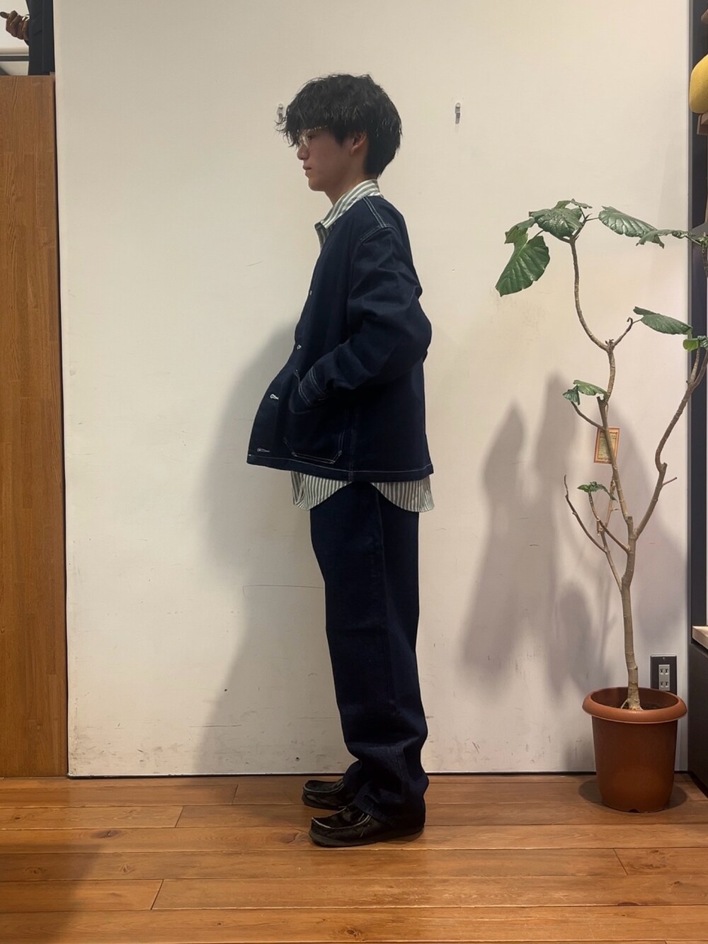 ブルー系のデニムジャケット、ブルー系のデニムパンツを着用したメンズの秋コーディネートの2枚目の写真