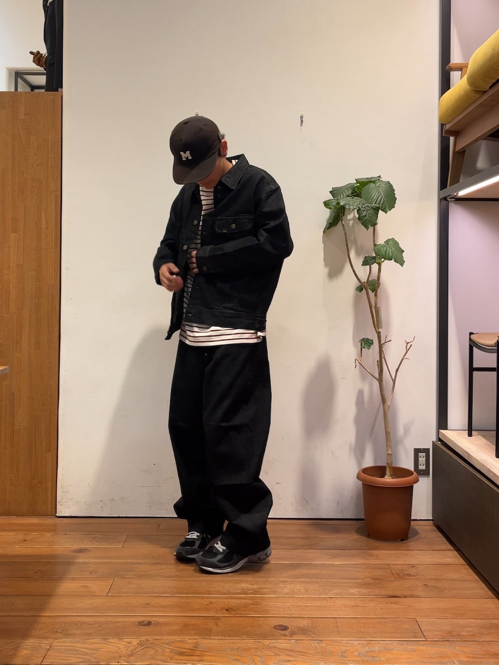 レッド系のTシャツ/カットソー、ブラック系のデニムジャケット、ブラック系のスニーカーを着用したメンズの夏コーディネートの2枚目の写真