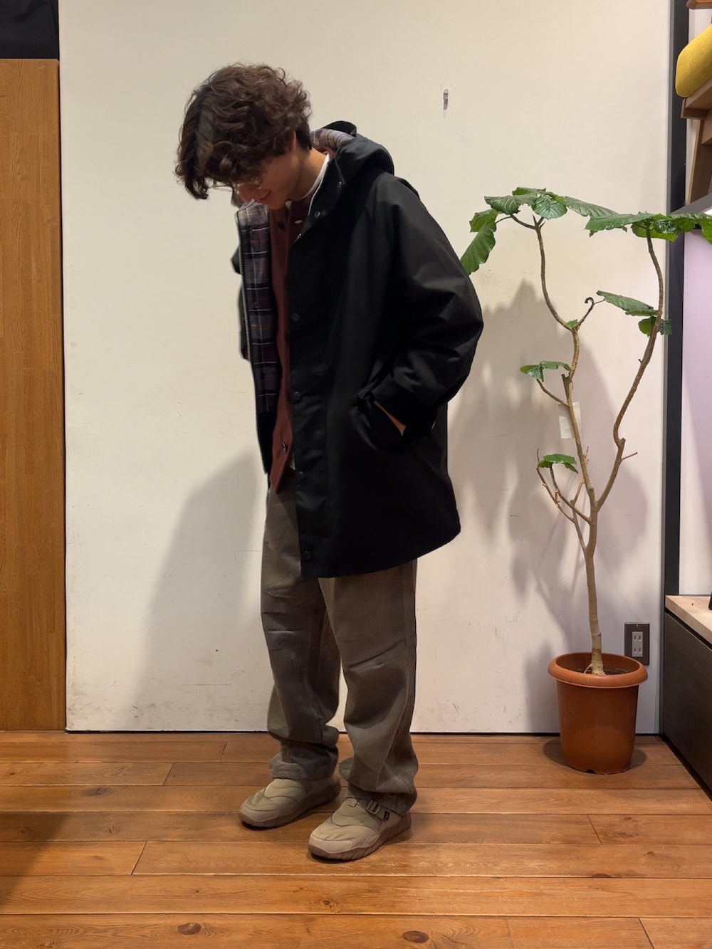 ホワイト系のTシャツ/カットソー、ブラック系のその他アウター、ブラウン系のその他パンツを着用したメンズの秋コーディネートの3枚目の写真