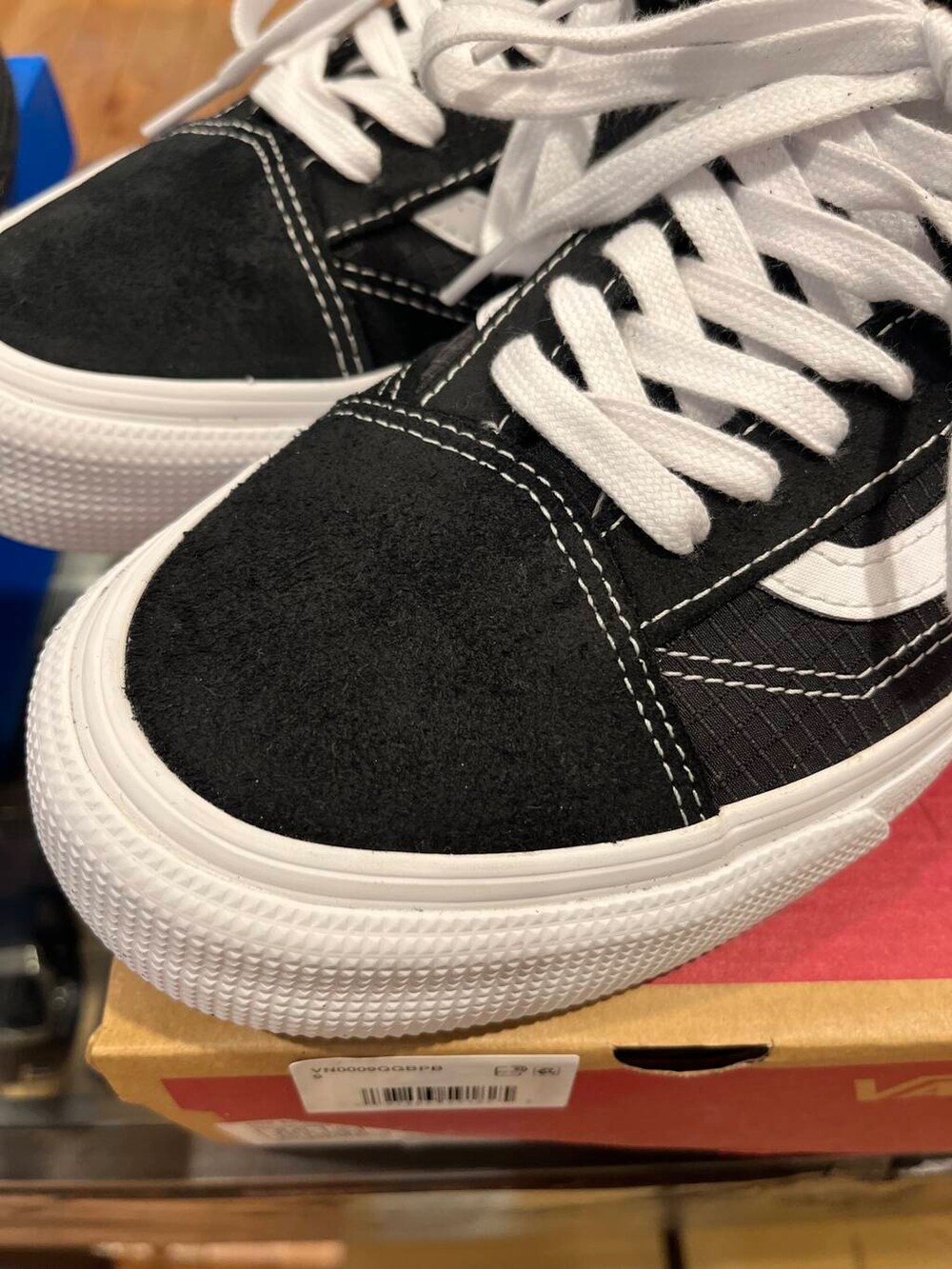 グリーン系のその他パンツ、ブラック系のTシャツ/カットソー、ブラック系のスニーカーを着用したメンズの夏コーディネートの7枚目の写真