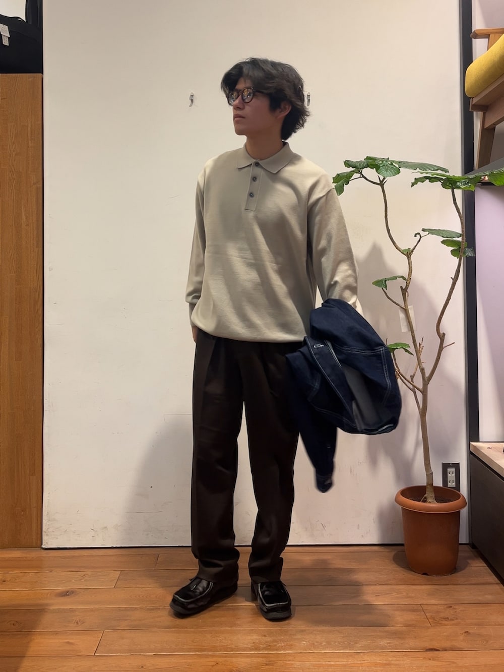 グレー系のポロシャツ、ブルー系のデニムジャケット、ブラウン系のその他パンツを着用したメンズの秋コーディネートの4枚目の写真