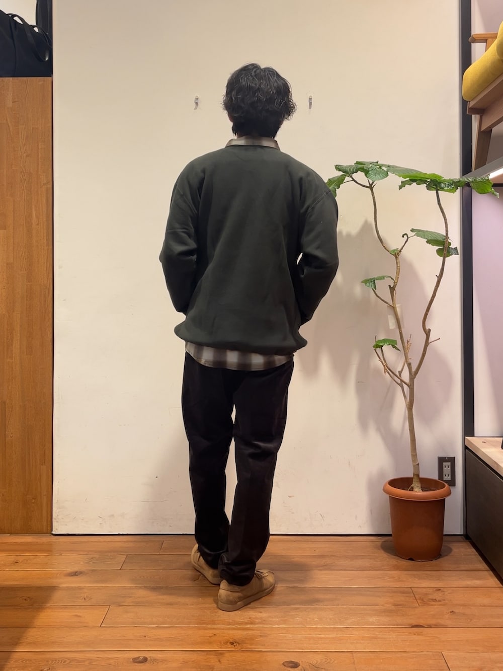 ブラウン系のシャツ/ブラウス、ブラック系のスウェット、グレー系のその他パンツを着用したメンズの秋コーディネートの3枚目の写真